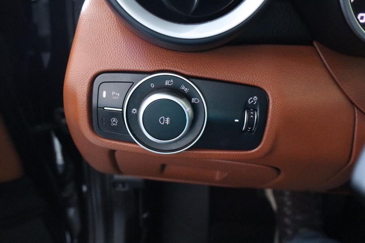 Used 2017 Alfa Romeo Giulia image 28