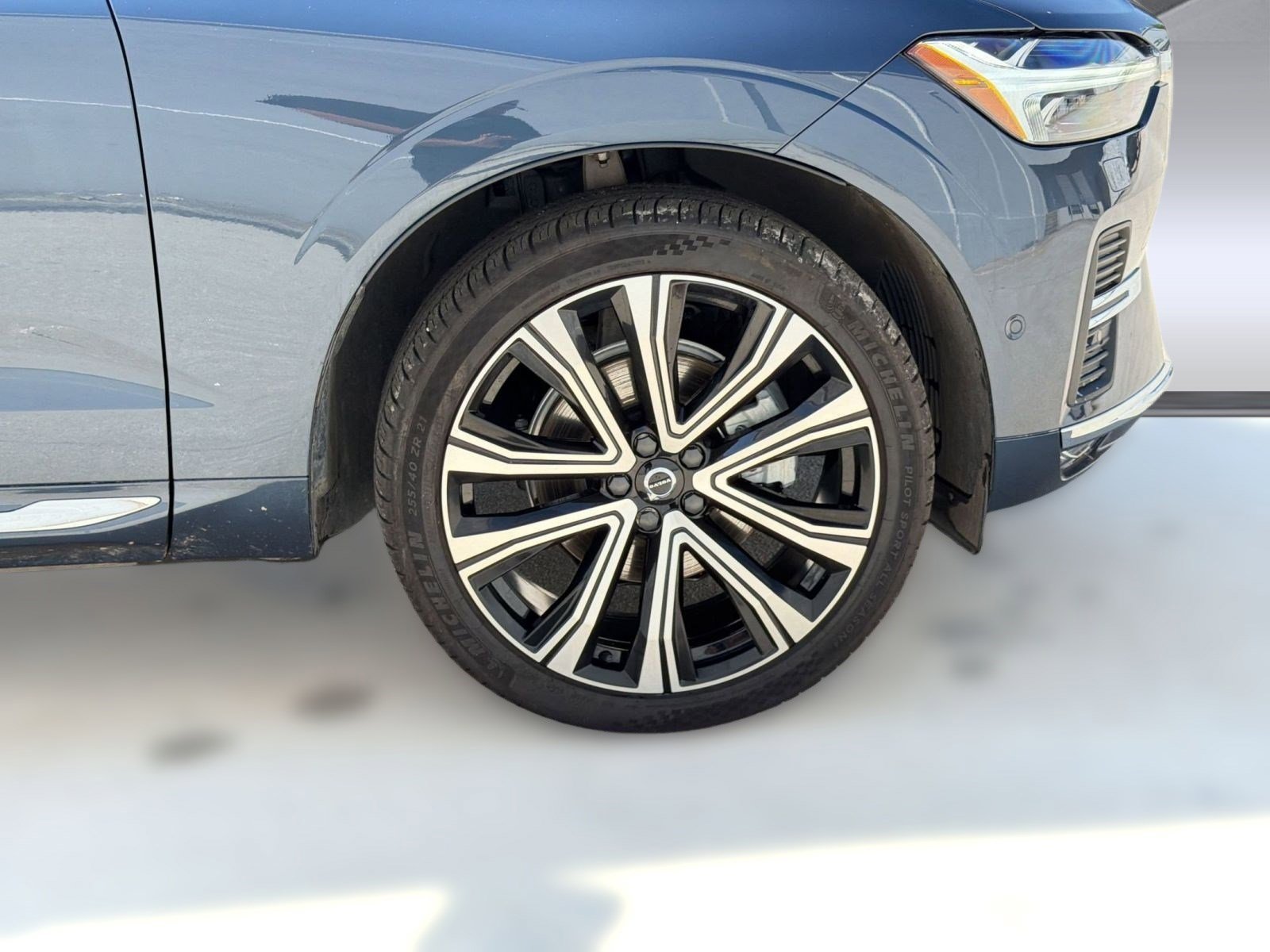 Used 2023 Volvo XC60 B5 Ultimate w/ Climate Package FWD image 12