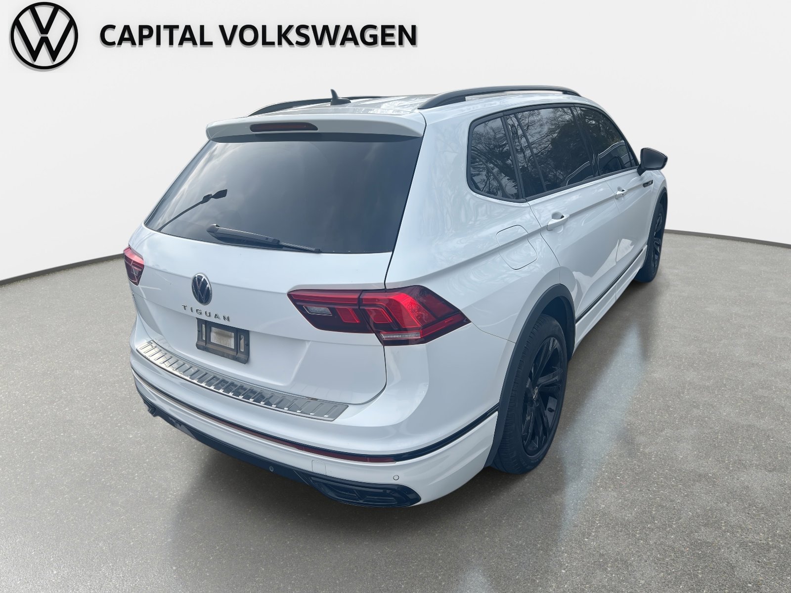 Certified 2024 Volkswagen Tiguan SE R-Line image 3