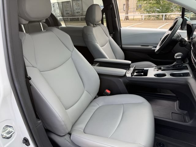 Used 2026 Toyota Sienna XLE FWD image 26