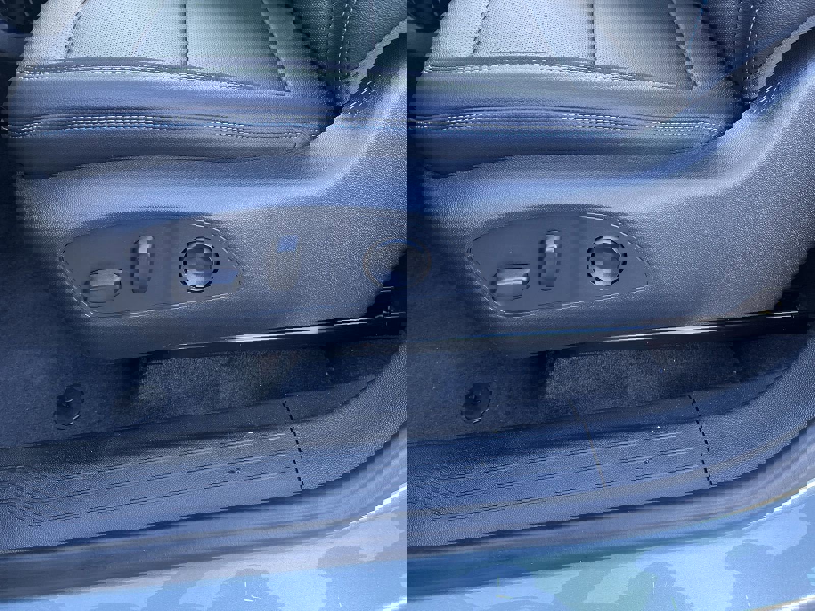 New 2026 Chevrolet Equinox EV LT image 25