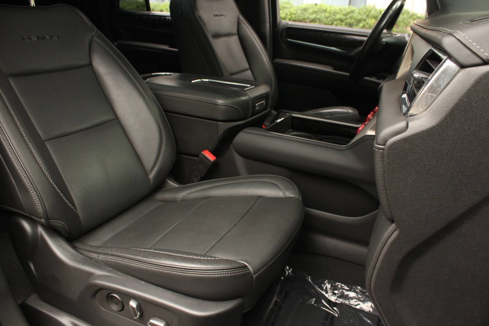 Used 2022 GMC Yukon Denali AWD/4WD image 30