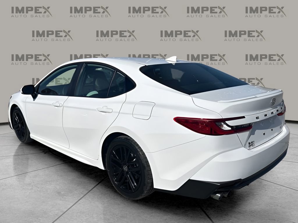 Used 2025 Toyota Camry SE image 3