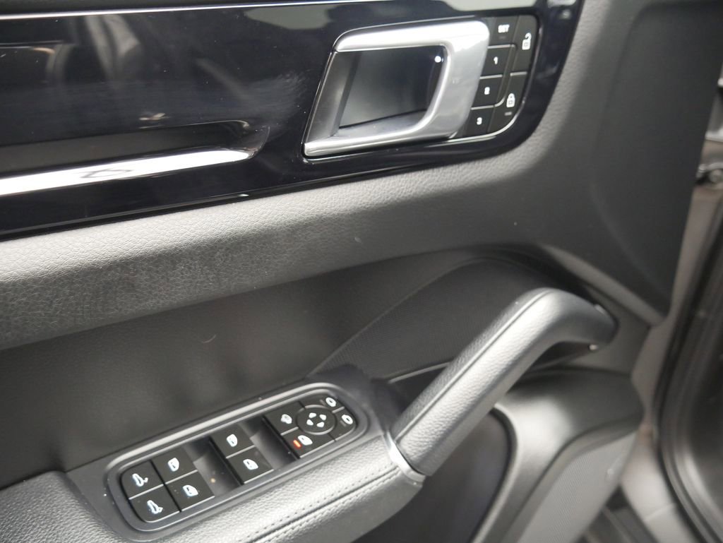 Certified 2023 Porsche Cayenne AWD/4WD image 18