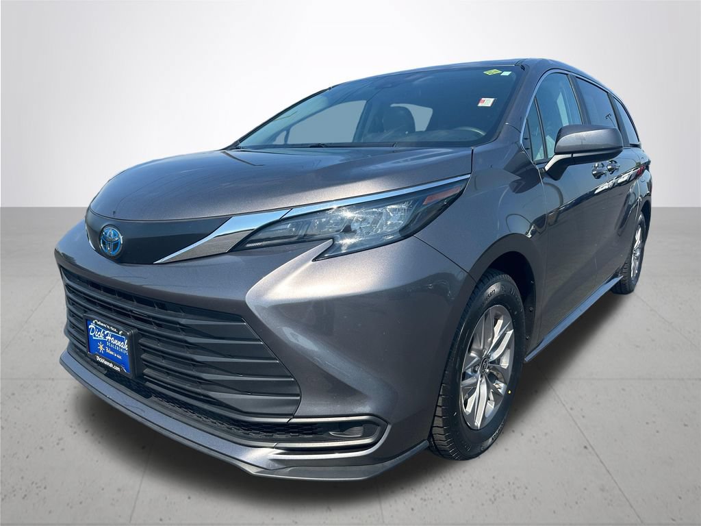 Used 2024 Toyota Sienna LE AWD/4WD image 2