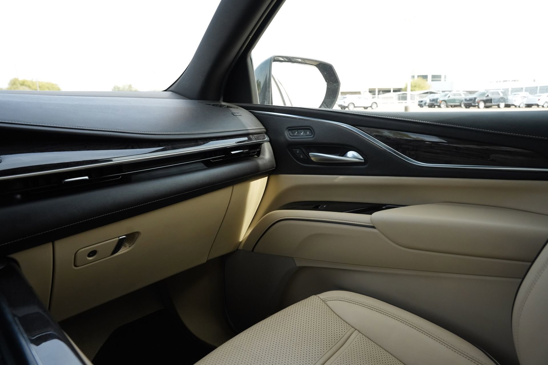 Used 2023 Cadillac Escalade Premium Luxury image 8