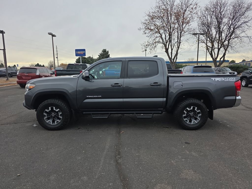 Used 2017 Toyota Tacoma TRD Off-Road image 2
