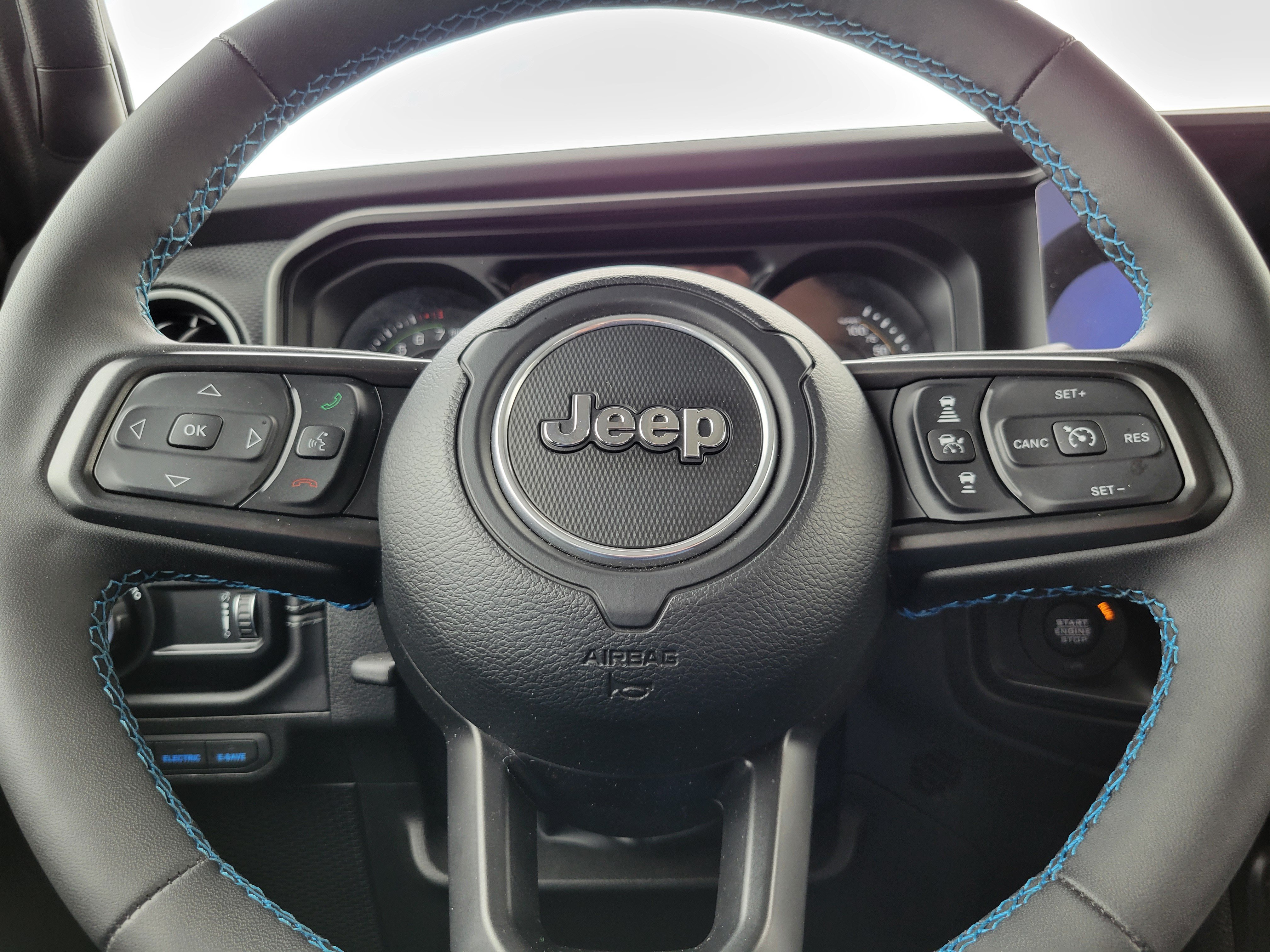 Used 2025 Jeep Wrangler Unlimited Rubicon 4xe w/ Convenience Group AWD/4WD image 8