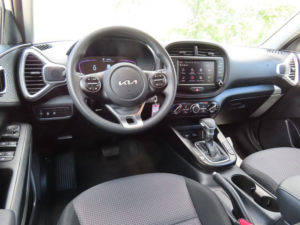 Certified 2025 Kia Soul LX w/ LX Technology Package FWD image 5