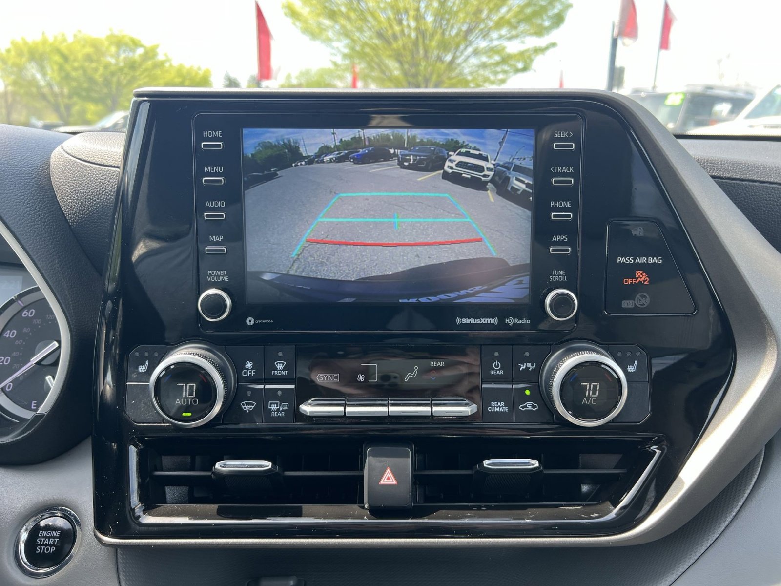 Used 2022 Toyota Highlander XLE AWD/4WD image 27