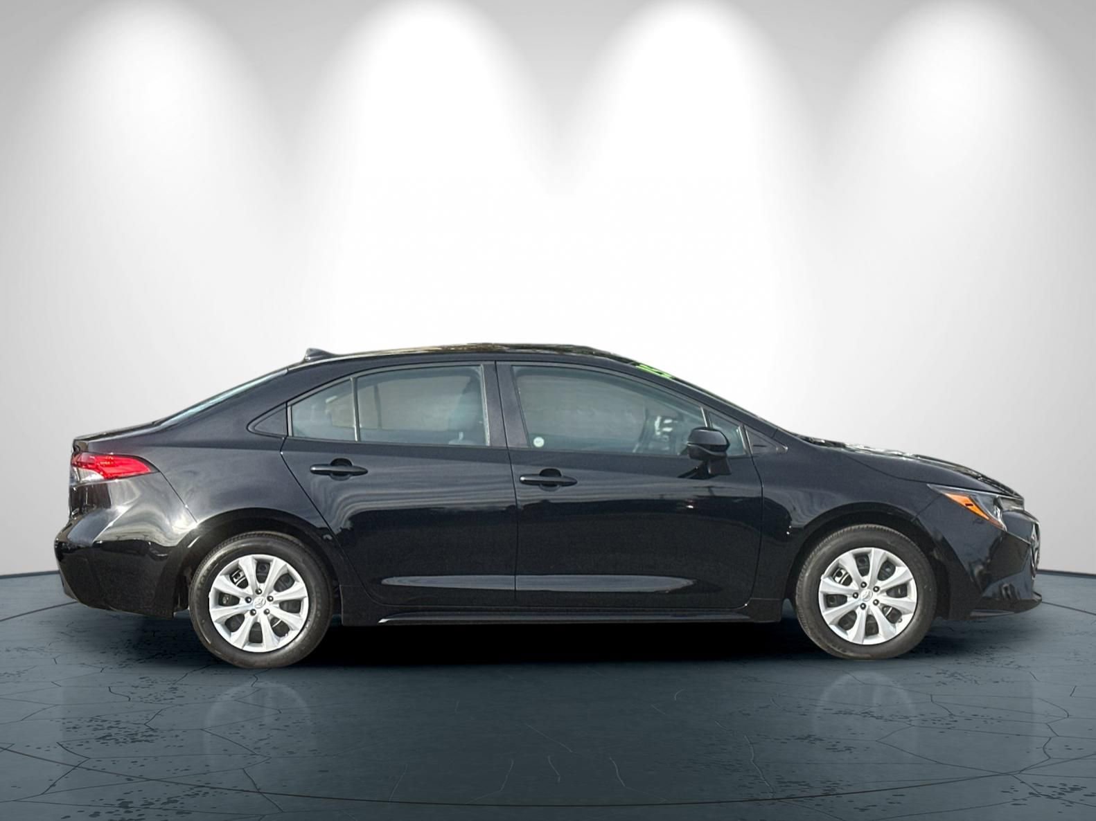 Used 2025 Toyota Corolla LE image 3