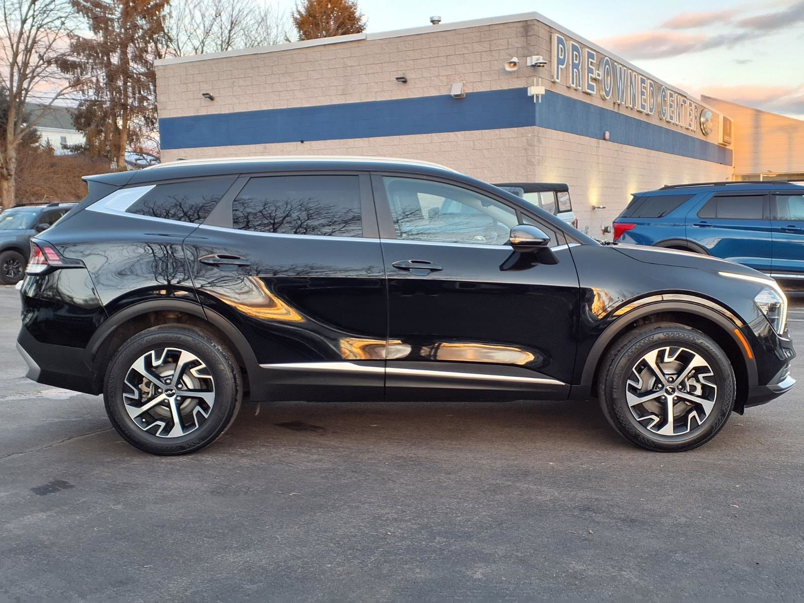 Used 2023 Kia Sportage EX AWD/4WD image 2