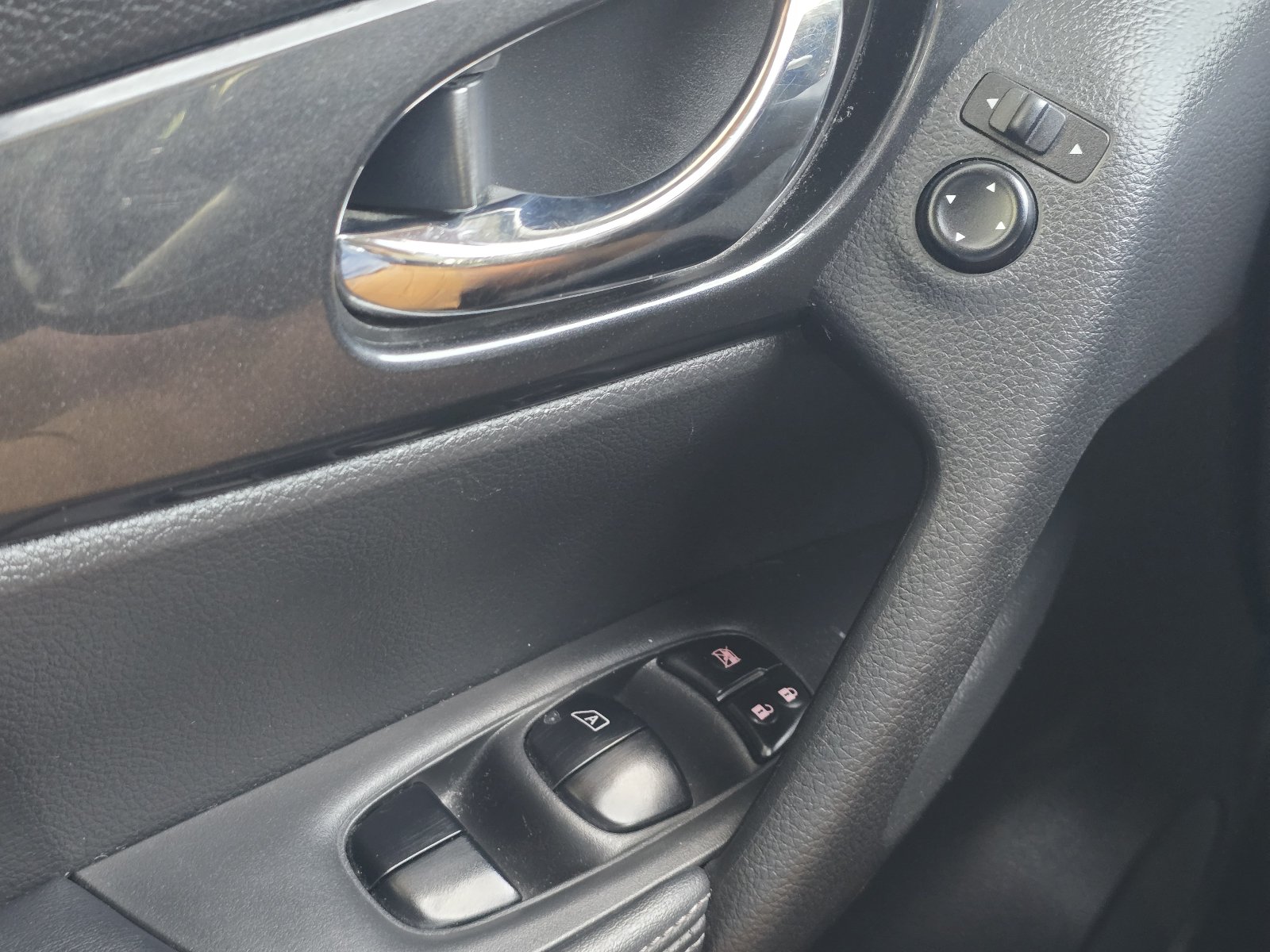 Used 2018 Nissan Rogue SV FWD image 23
