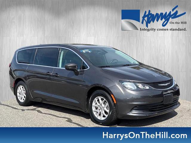 Used 2017 Chrysler Pacifica Touring image 1