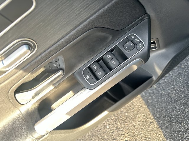 Used 2023 Mercedes-Benz GLB 250 4MATIC w/ Premium Package image 23