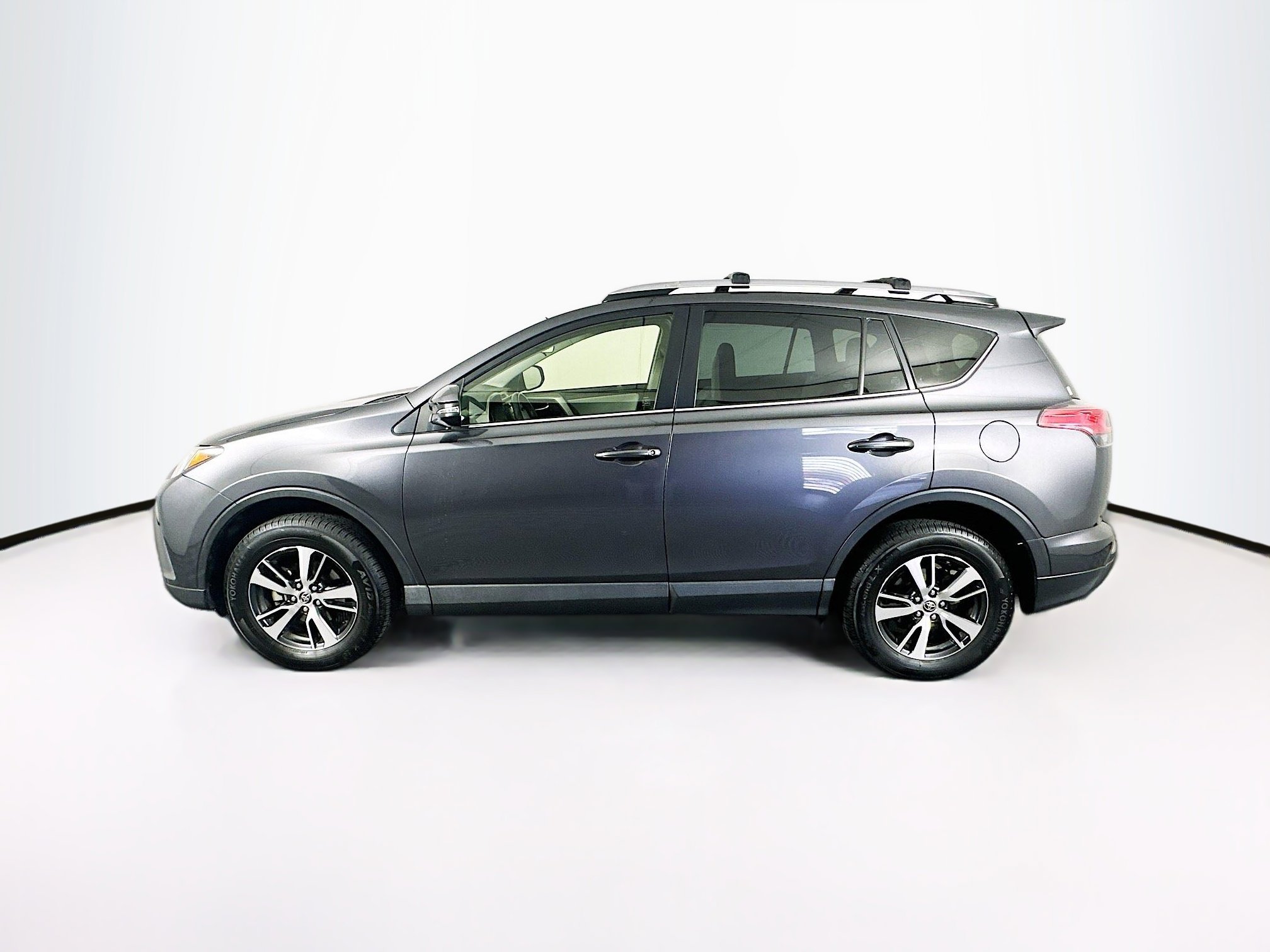 Used 2018 Toyota RAV4 XLE AWD/4WD image 4