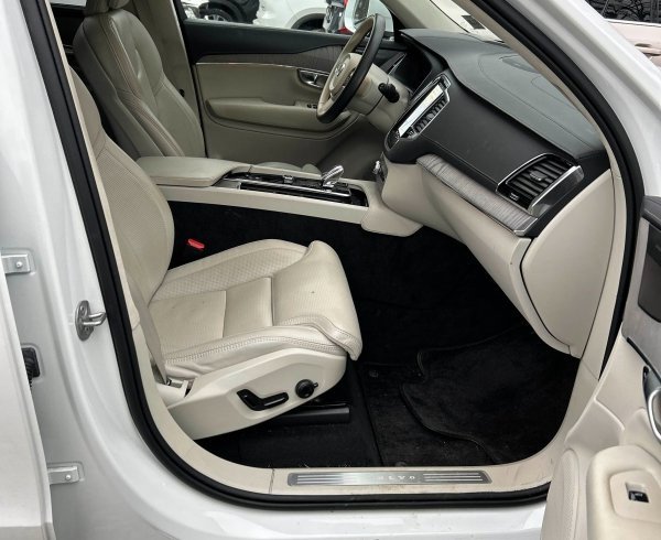 Used 2024 Volvo XC90 B6 Ultimate w/ Lounge Package image 9