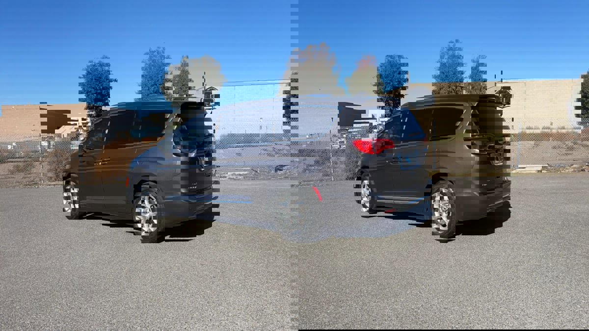 Used 2020 Chrysler Pacifica Limited image 4