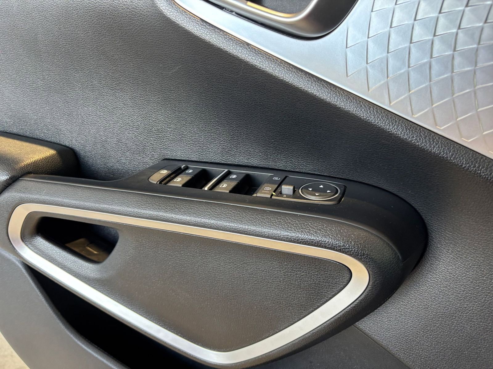 Used 2025 Kia Soul LX w/ LX Technology Package FWD image 18