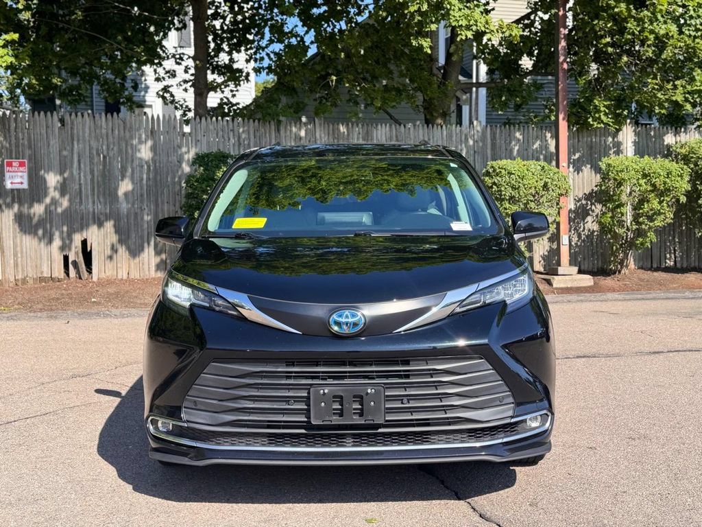 Used 2023 Toyota Sienna XLE FWD image 9