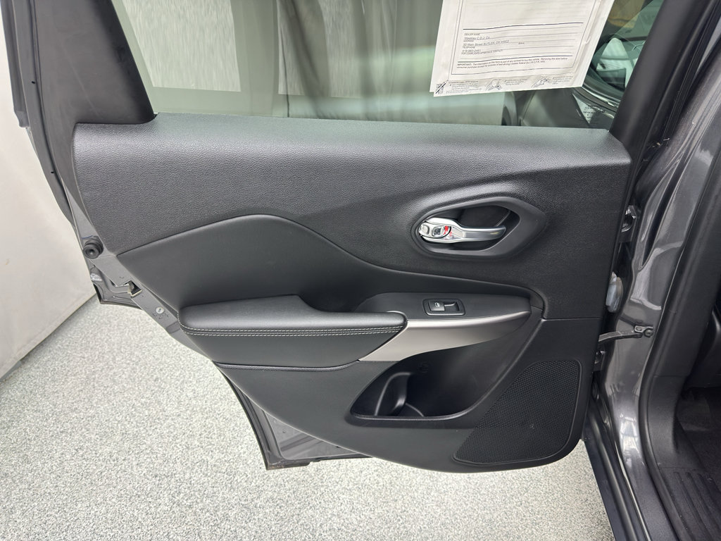 Used 2022 Jeep Cherokee Latitude Lux w/ Sun & Sound Group AWD/4WD image 13