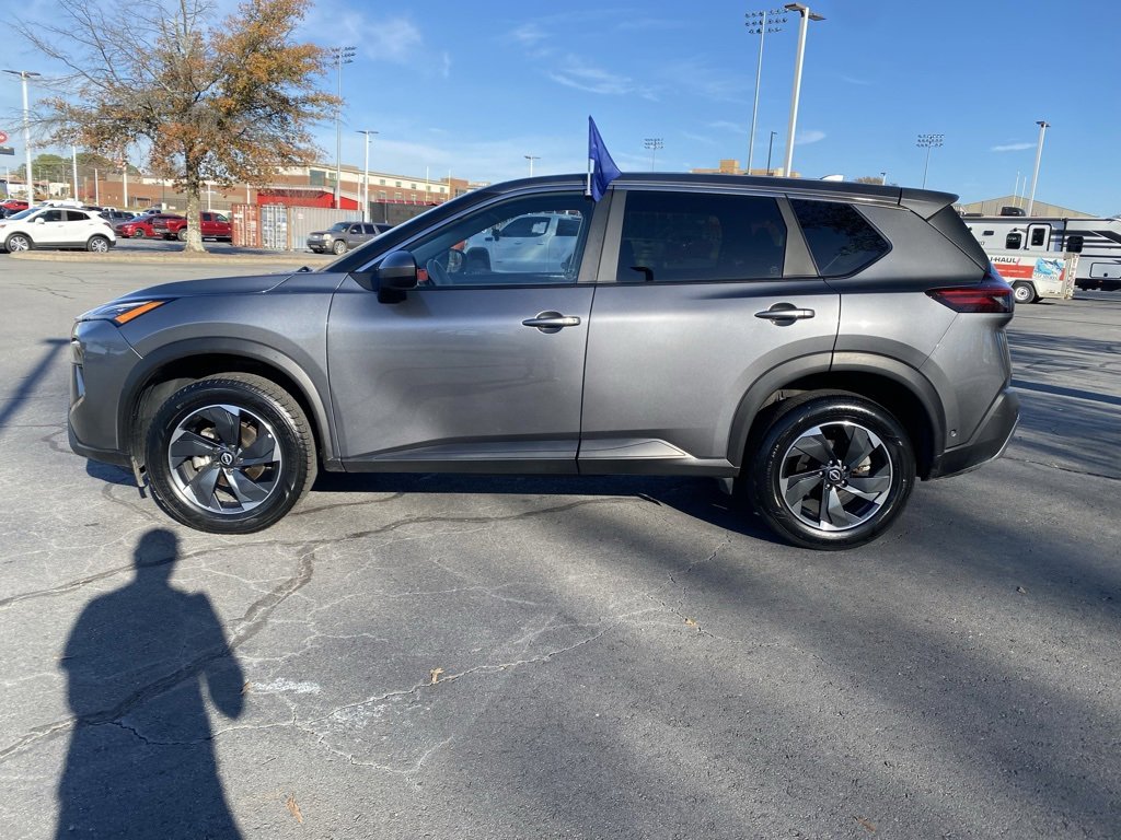 Used 2024 Nissan Rogue SV image 3