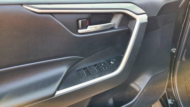 Used 2022 Toyota RAV4 SE w/ Convenience Package image 25