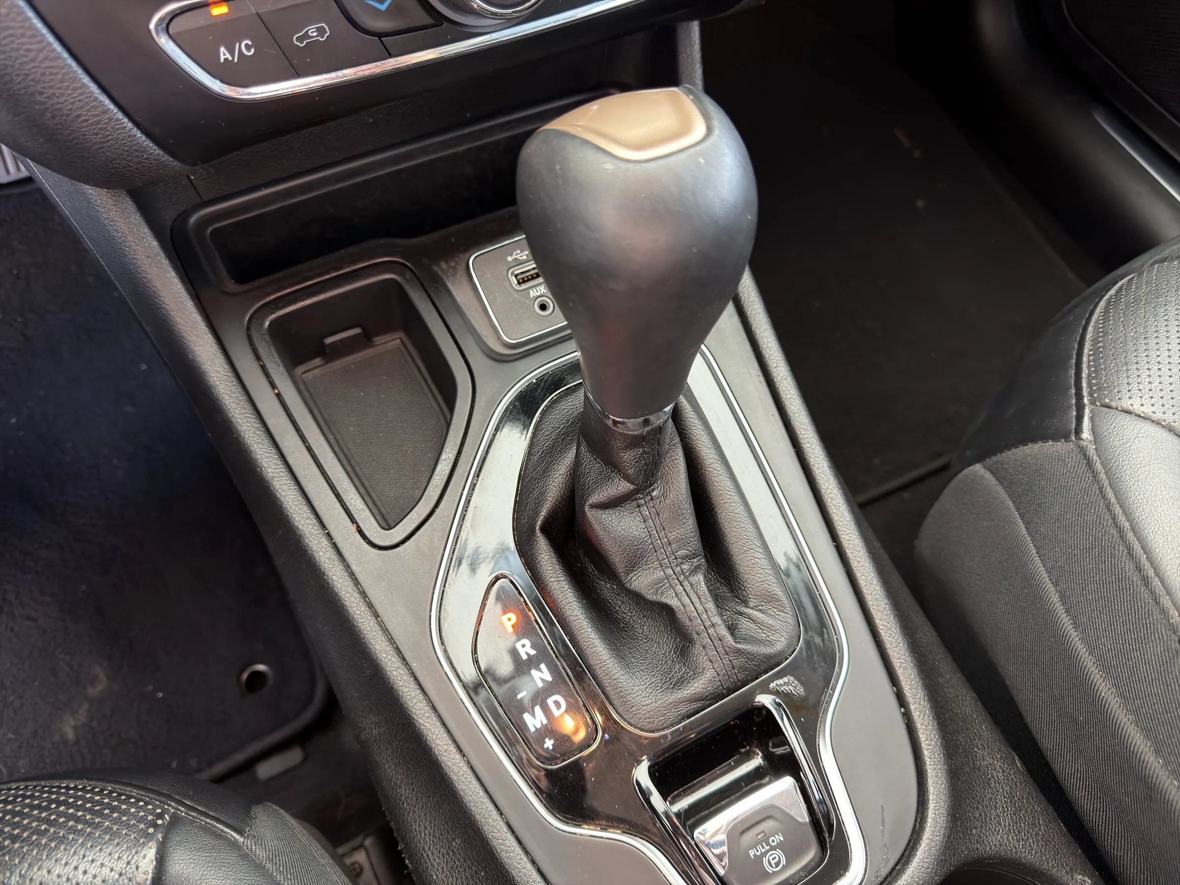 Used 2019 Jeep Cherokee Limited FWD image 32