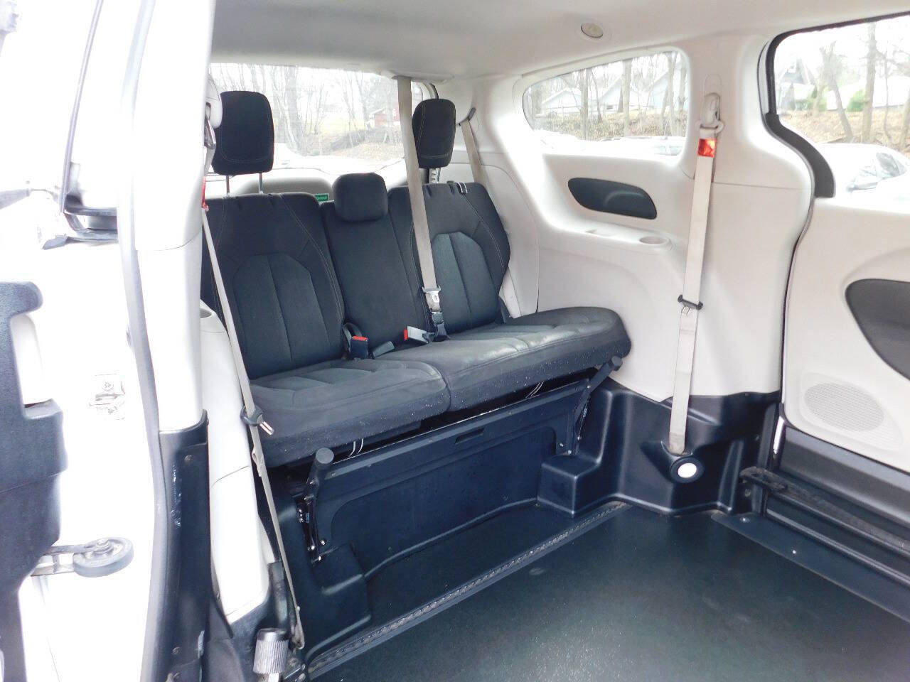 Used 2022 Chrysler Voyager LX image 5