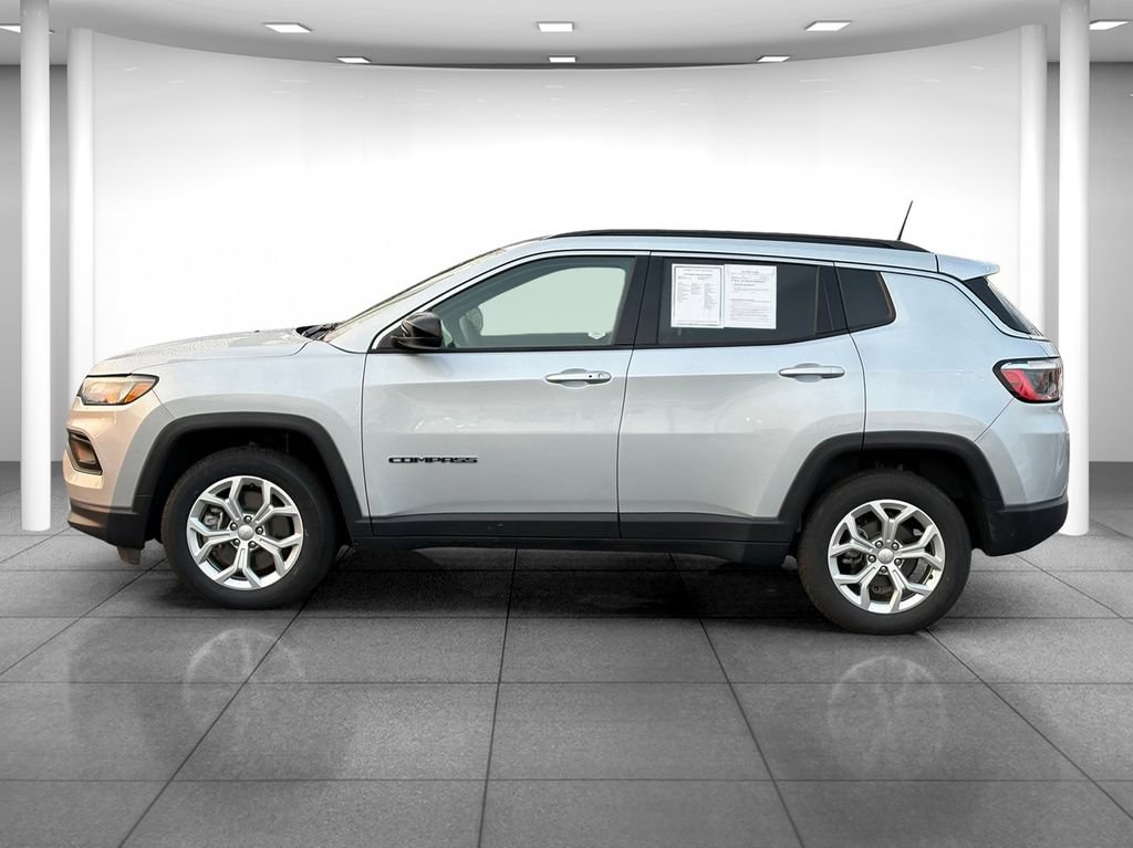 Used 2024 Jeep Compass Latitude AWD/4WD image 4