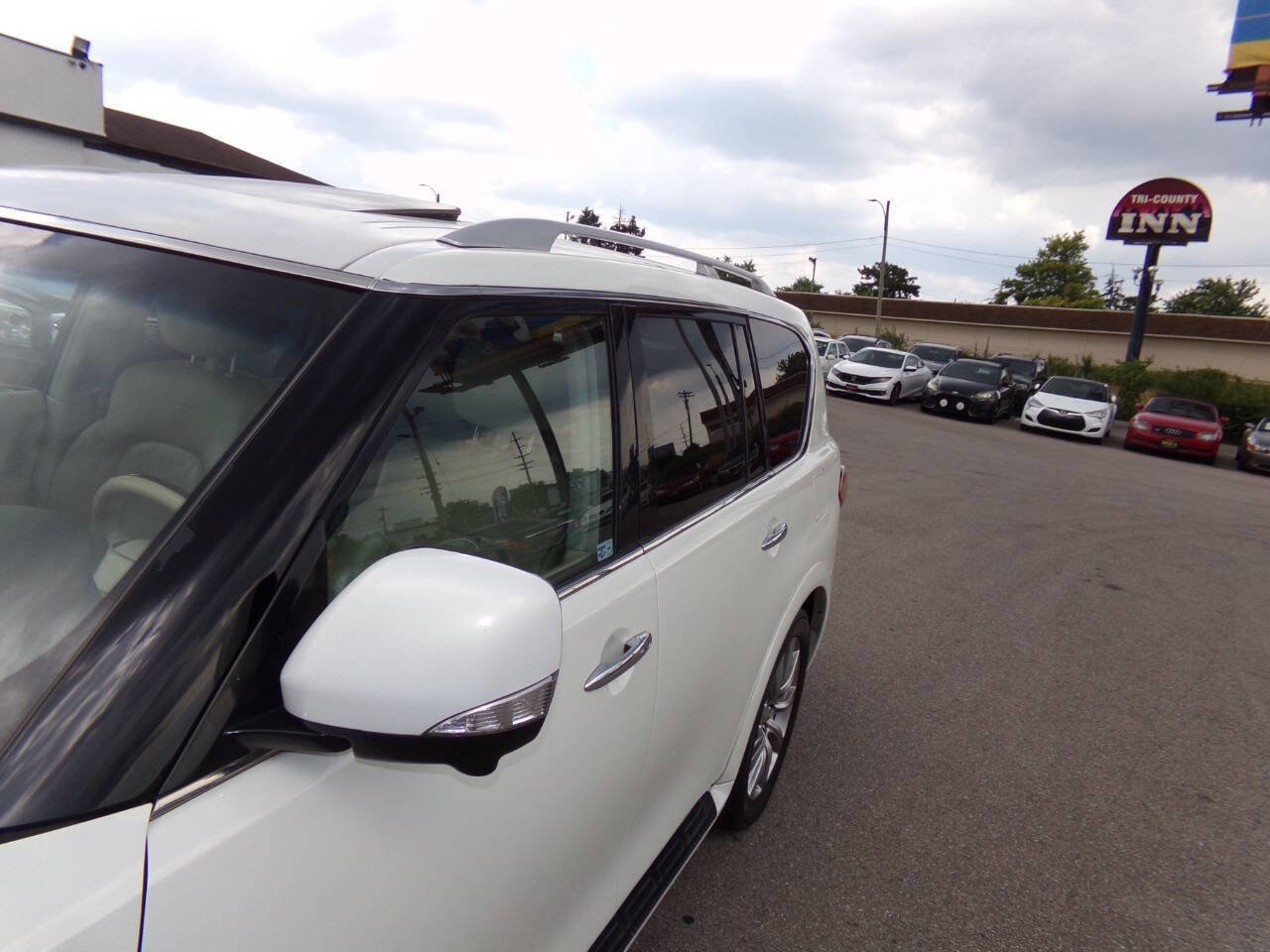 Used 2013 INFINITI QX56 4WD w/ Deluxe Touring Pkg image 47