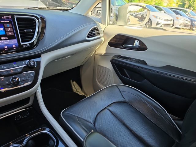Used 2021 Chrysler Pacifica Limited AWD/4WD image 10