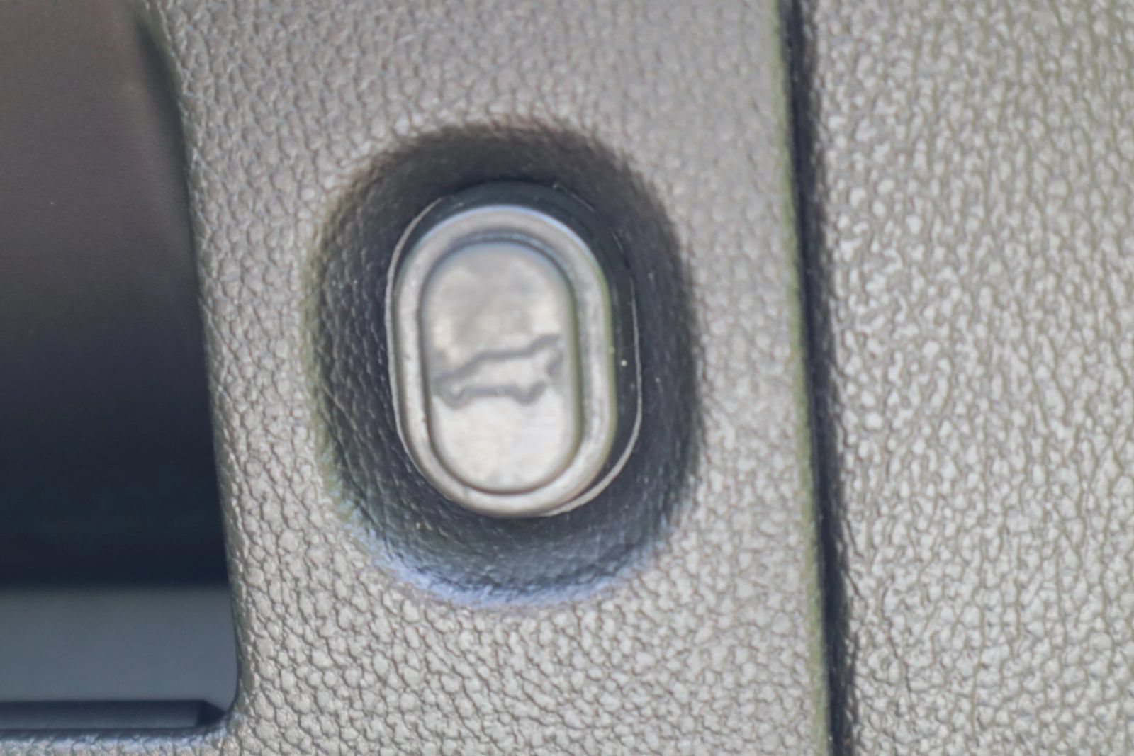 Used 2015 Chevrolet Suburban LTZ RWD image 19