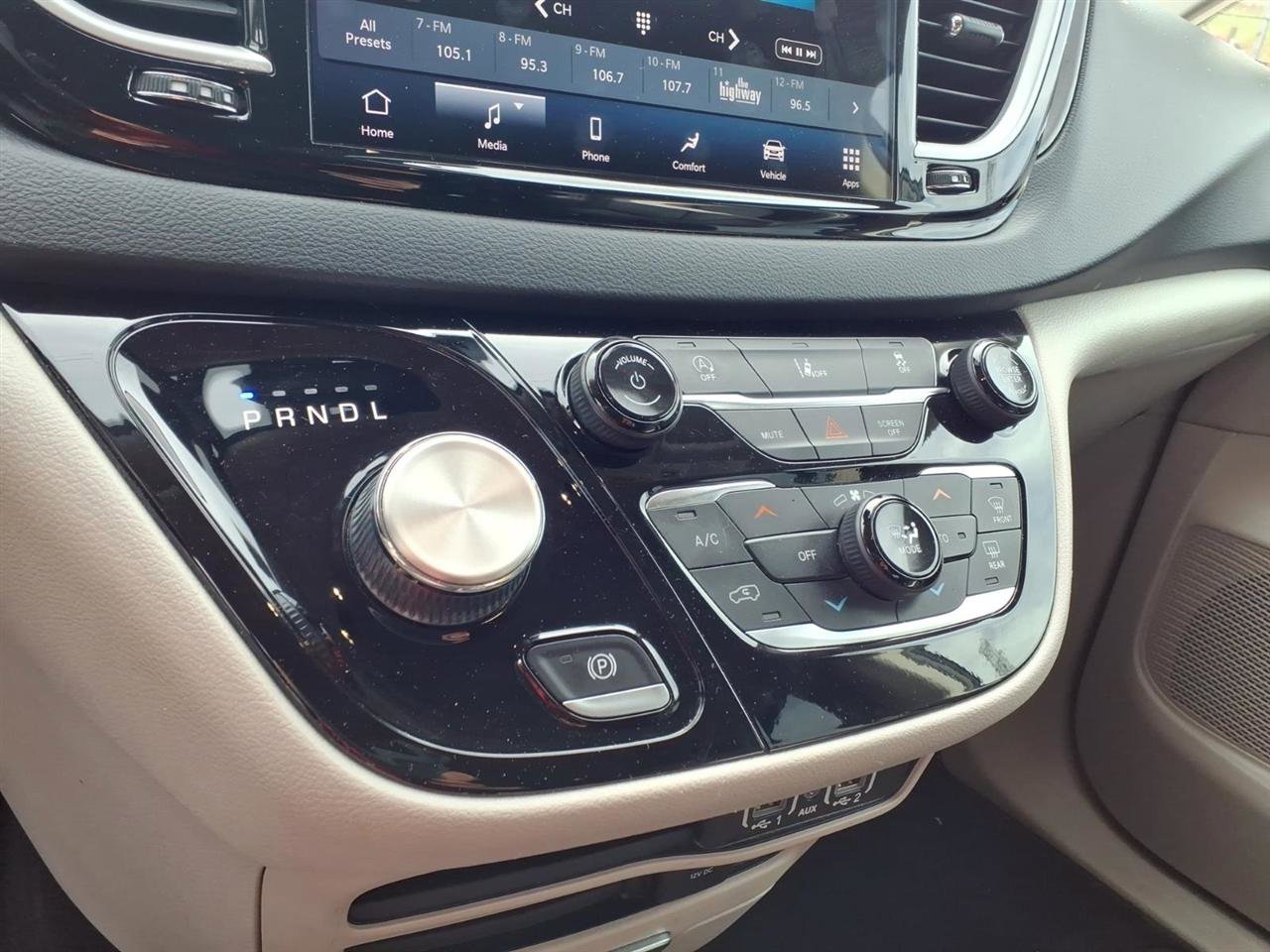 Used 2022 Chrysler Pacifica Touring-L image 13