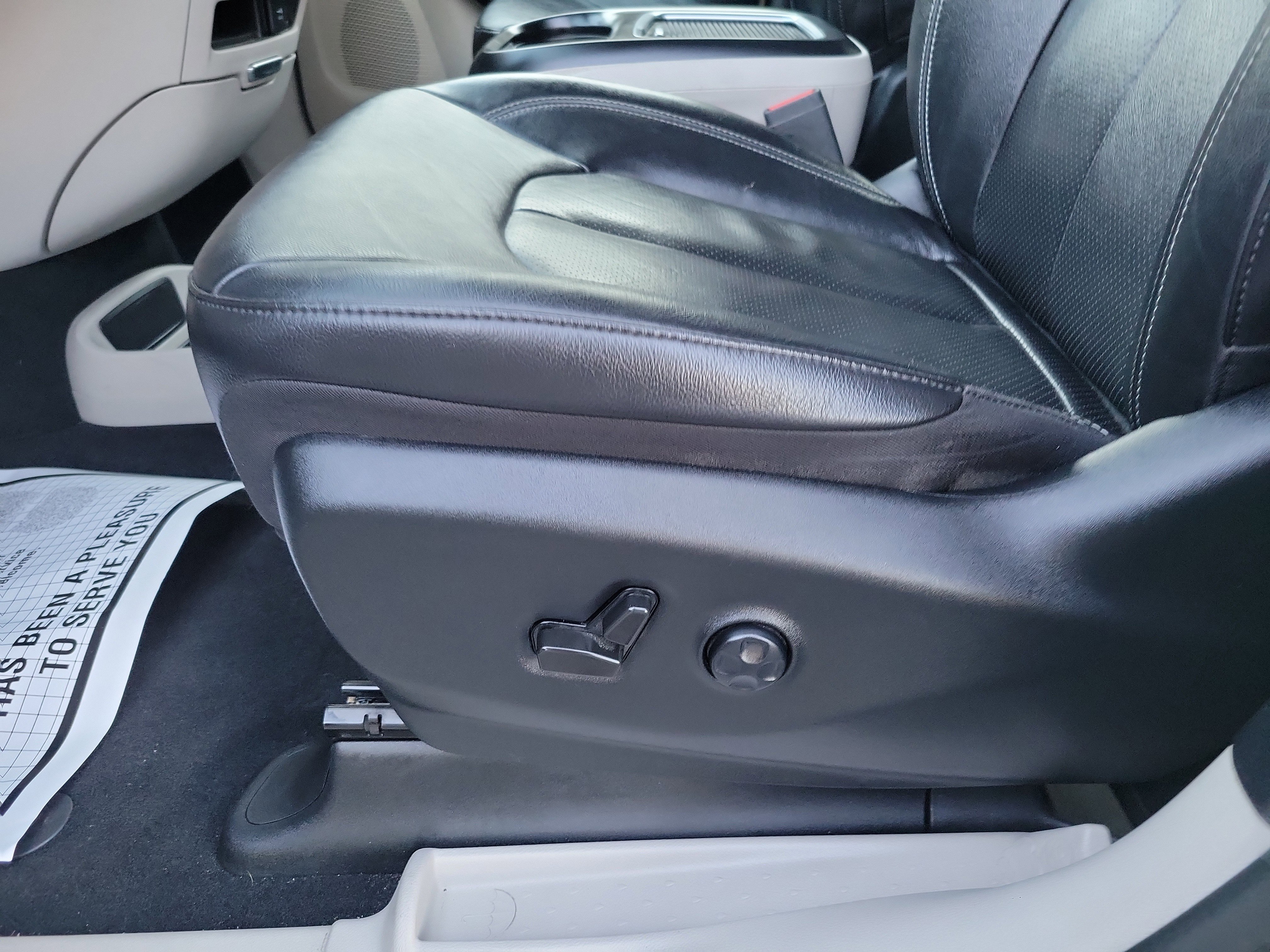 Used 2022 Chrysler Pacifica Touring-L image 16