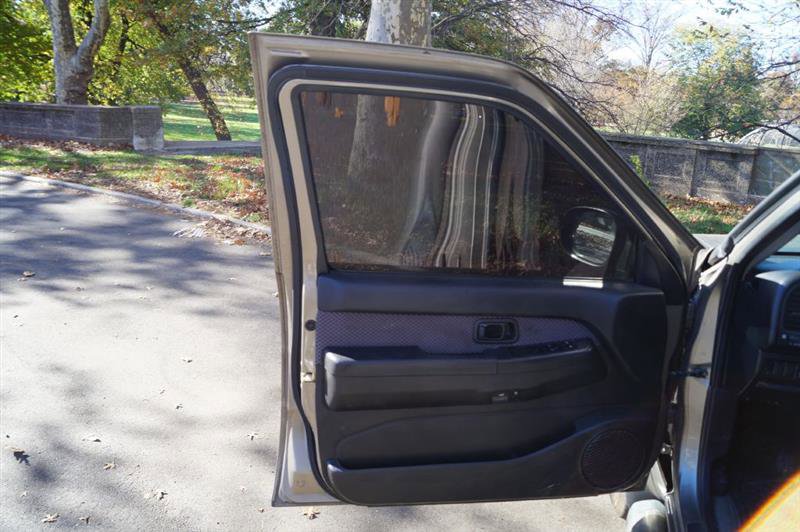 Used 2003 Nissan Pathfinder SE image 17