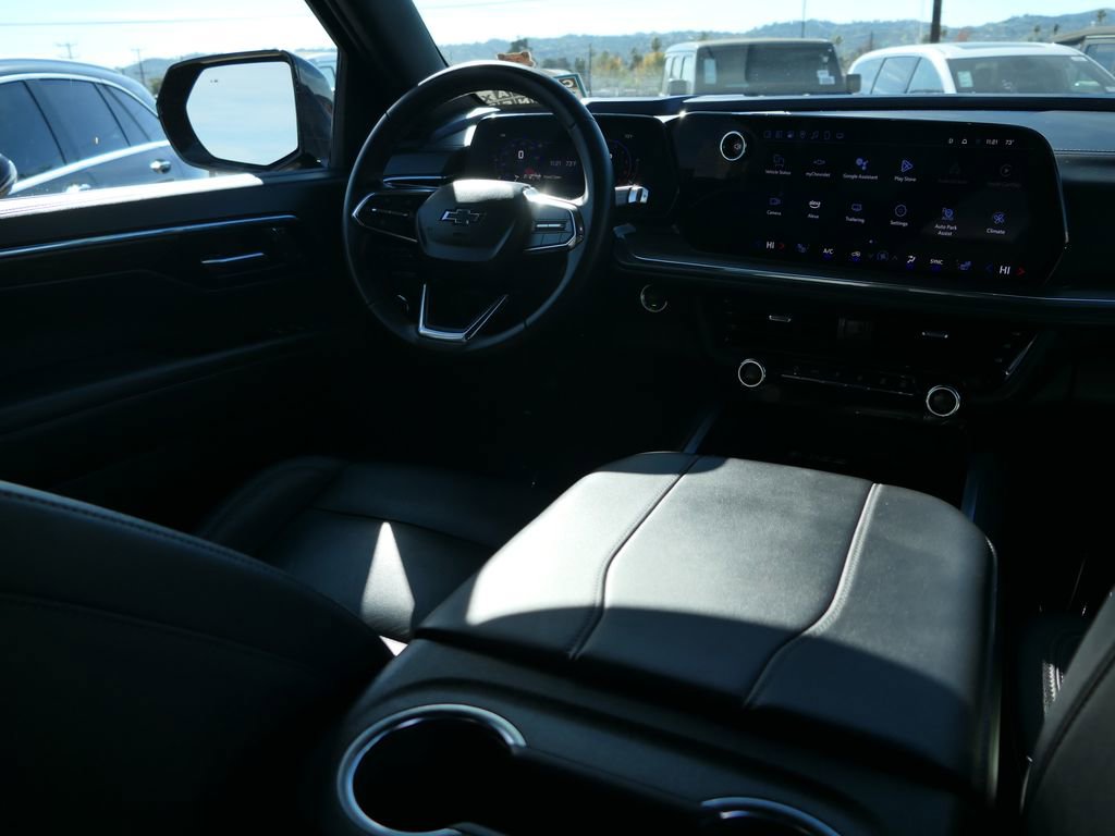 Used 2025 Chevrolet Suburban Z71 image 23