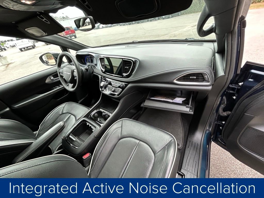Used 2025 Chrysler Pacifica Limited image 26