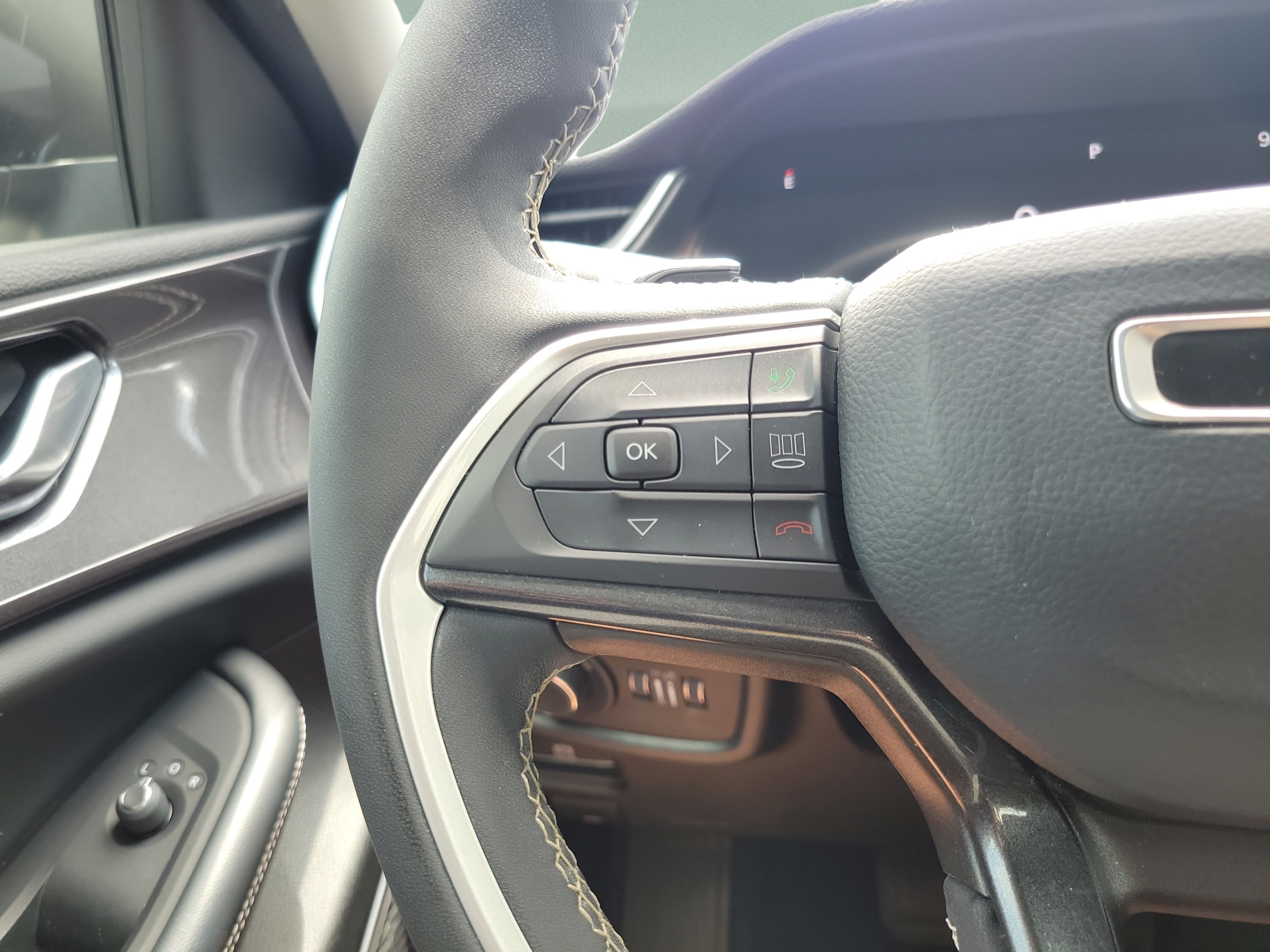 Used 2022 Jeep Grand Cherokee L Laredo w/ Luxury Tech Group I AWD/4WD image 18