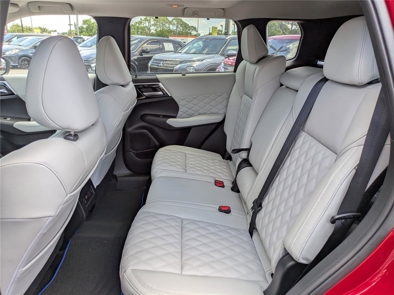 New 2025 Mitsubishi Outlander SEL image 17