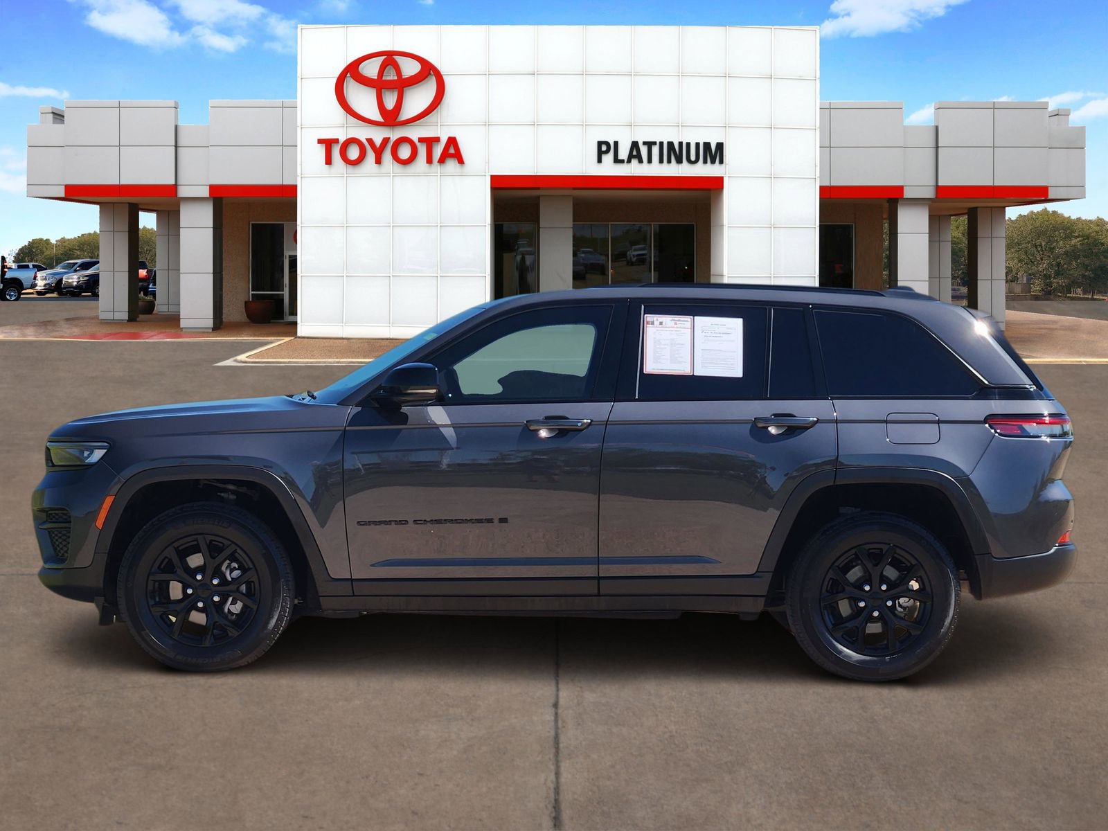 Used 2024 Jeep Grand Cherokee Altitude AWD/4WD image 3