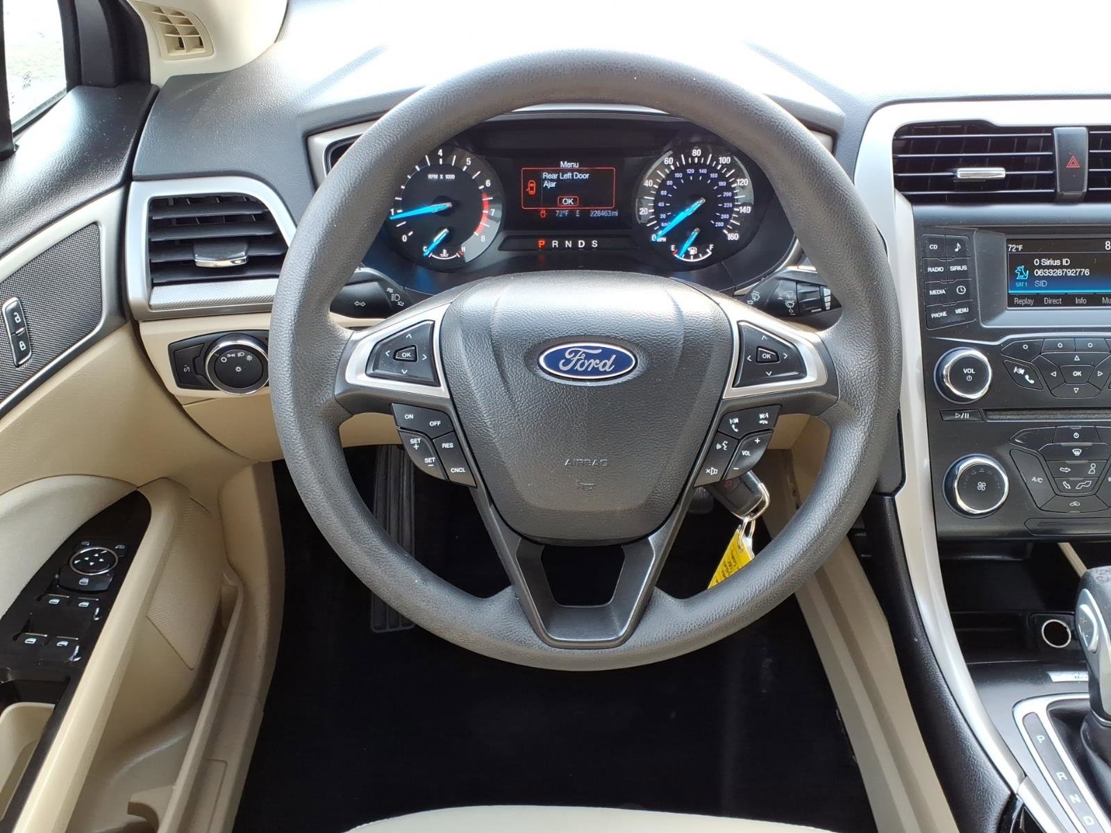 Used 2015 Ford Fusion SE image 4