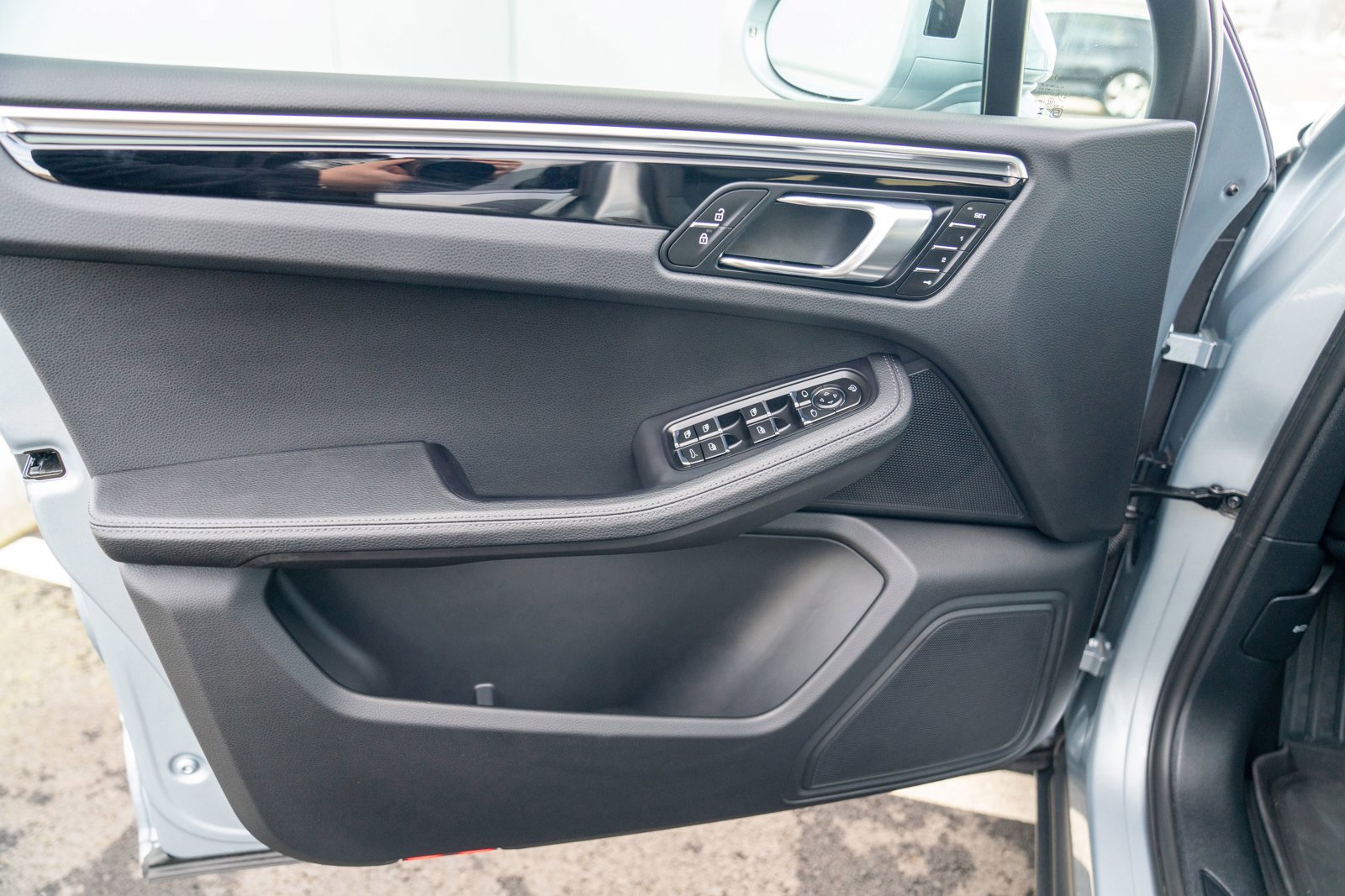 Certified 2025 Porsche Macan image 10