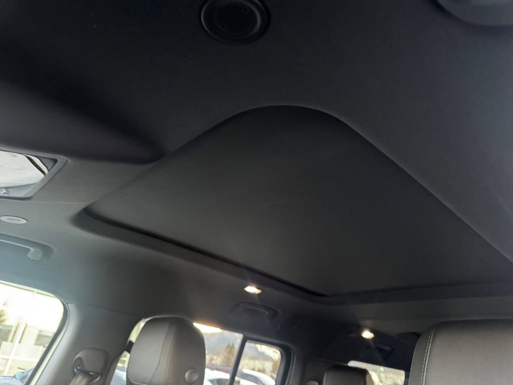 Used 2024 Land Rover Defender 130 X-Dynamic SE image 15