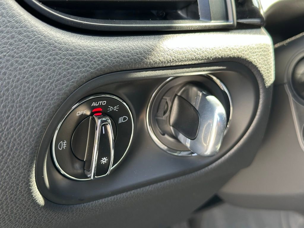 Certified 2025 Porsche Macan AWD/4WD image 17