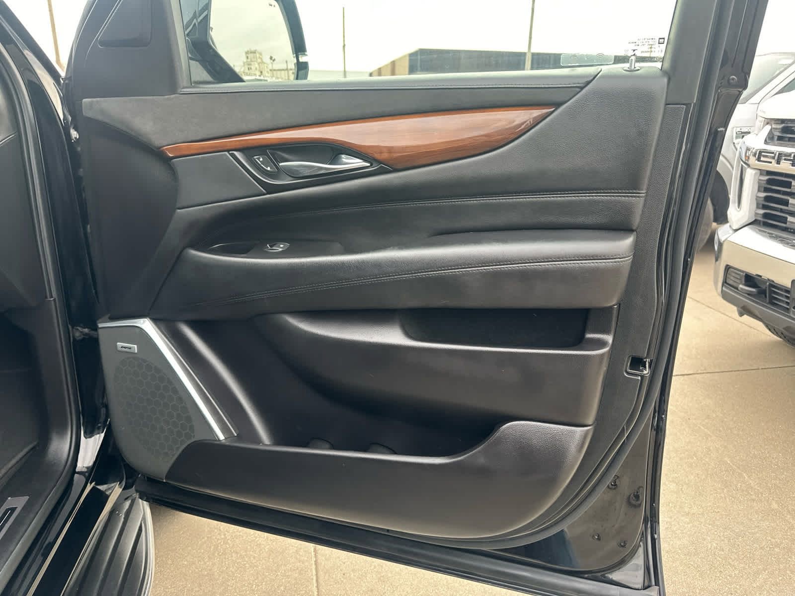 Used 2020 Cadillac Escalade ESV Premium Luxury image 23