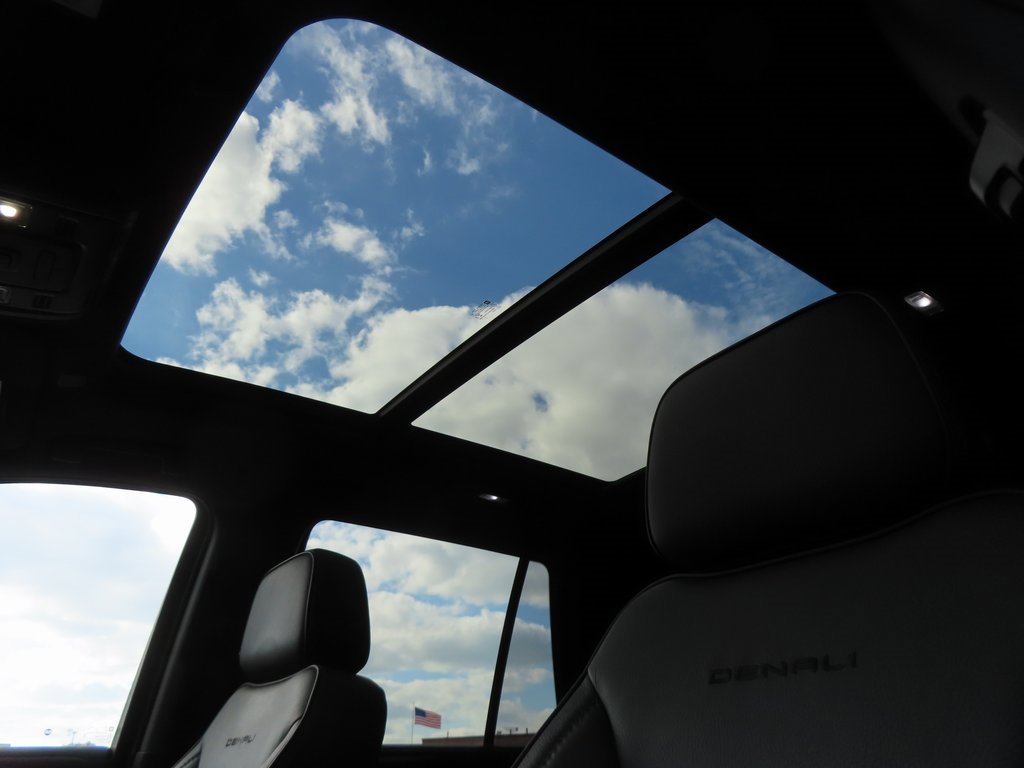 Used 2022 GMC Yukon Denali w/ Denali Premium Package image 5