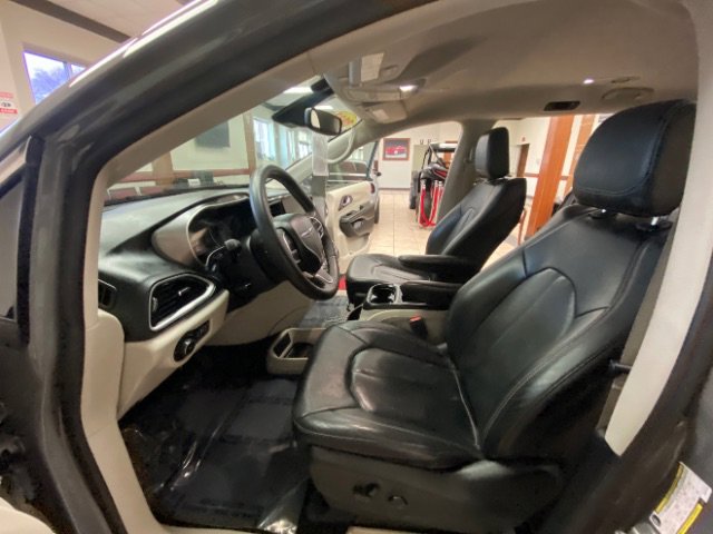 Used 2022 Chrysler Pacifica Touring-L image 22
