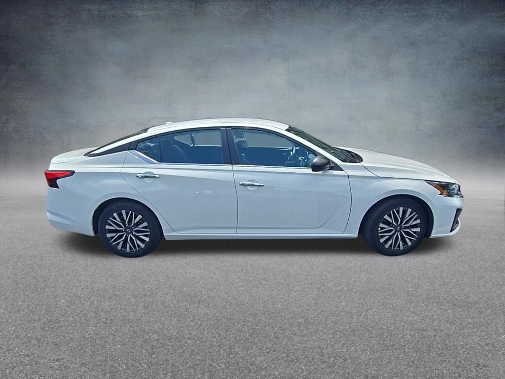 Used 2025 Nissan Altima 2.5 SV FWD image 8