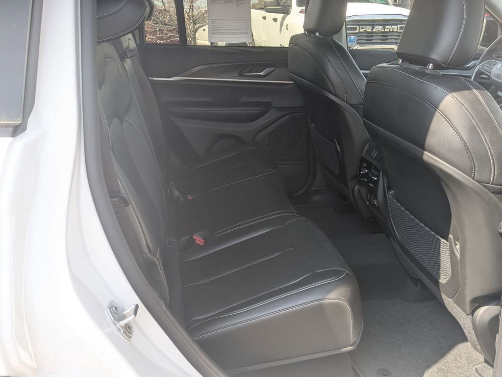 Used 2023 Jeep Grand Cherokee Limited w/ Black Appearance Package image 30